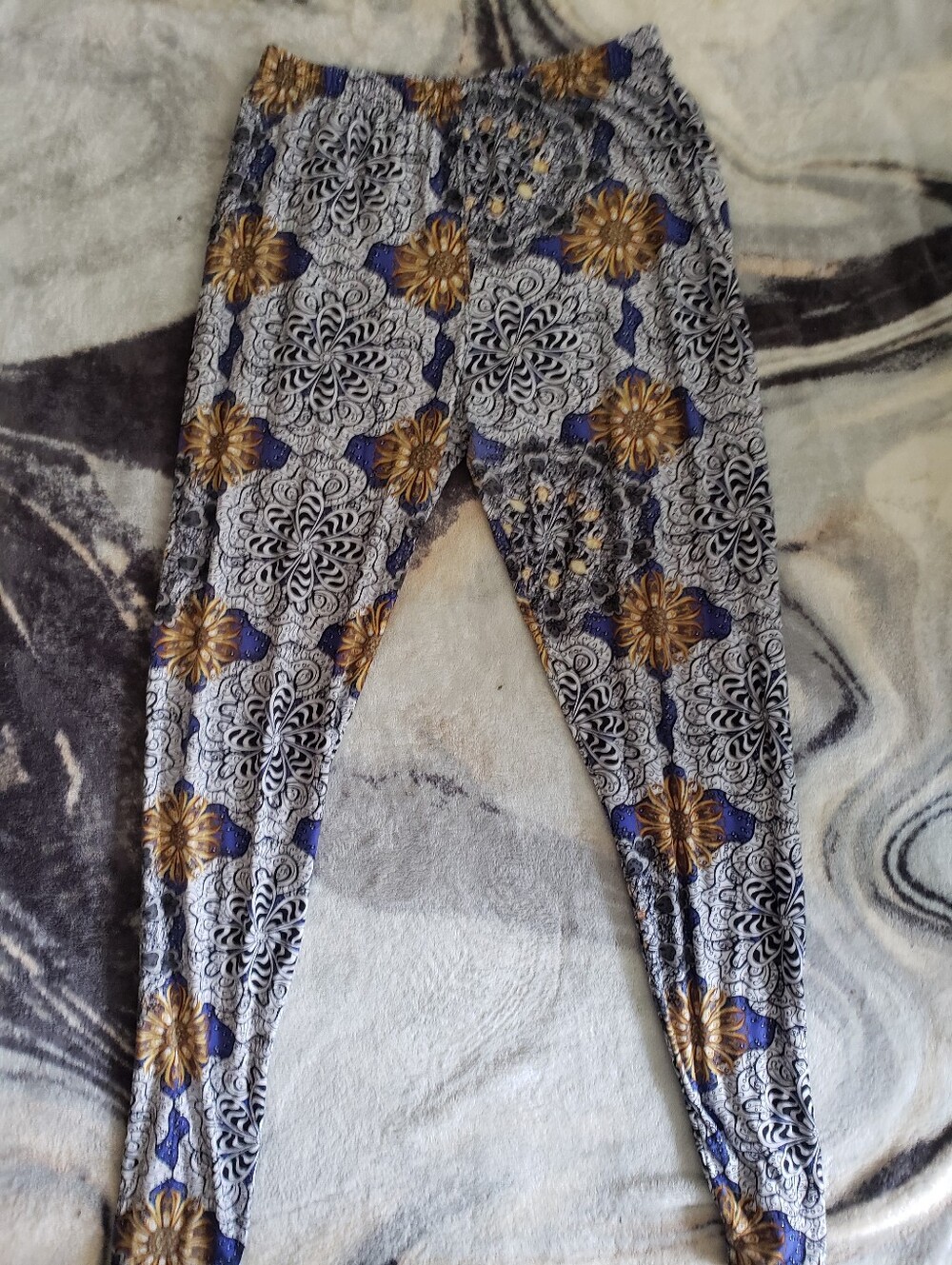 Patterned Floral Elastic Waist Leggings in Gray, Blue & Gold L